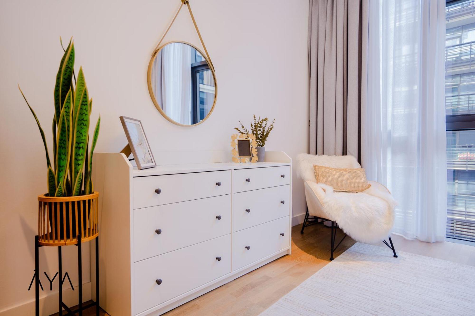 Luxury With Pool, Patio & Gym In Walk Apartment *