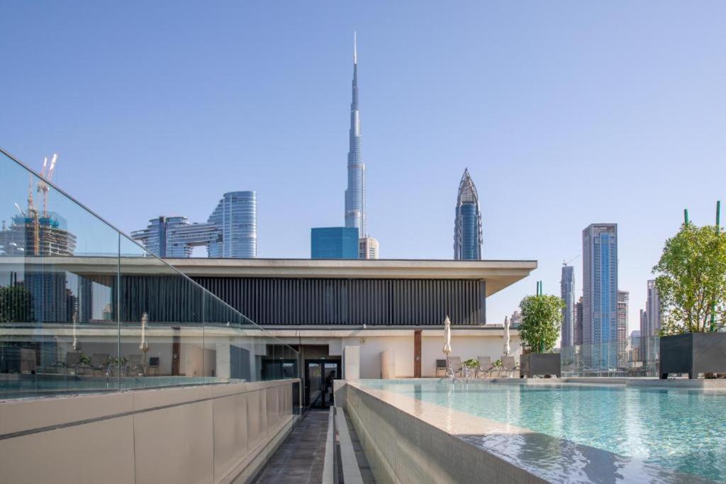 Luxury With Pool, Patio & Gym In Walk Apartment *