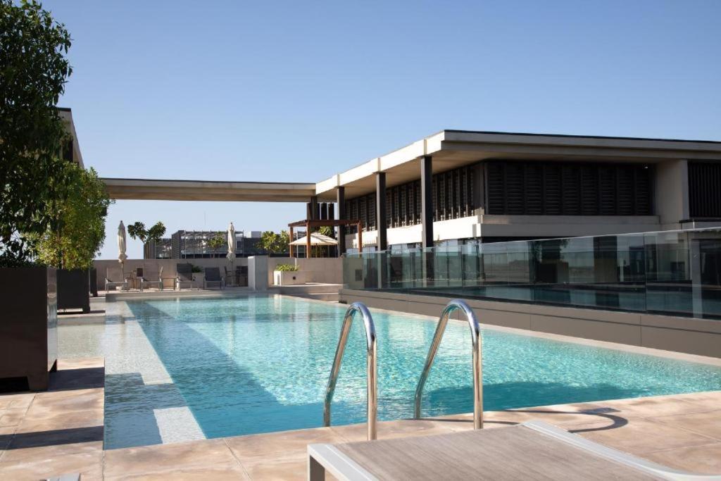 Luxury With Pool, Patio & Gym In Walk Apartment