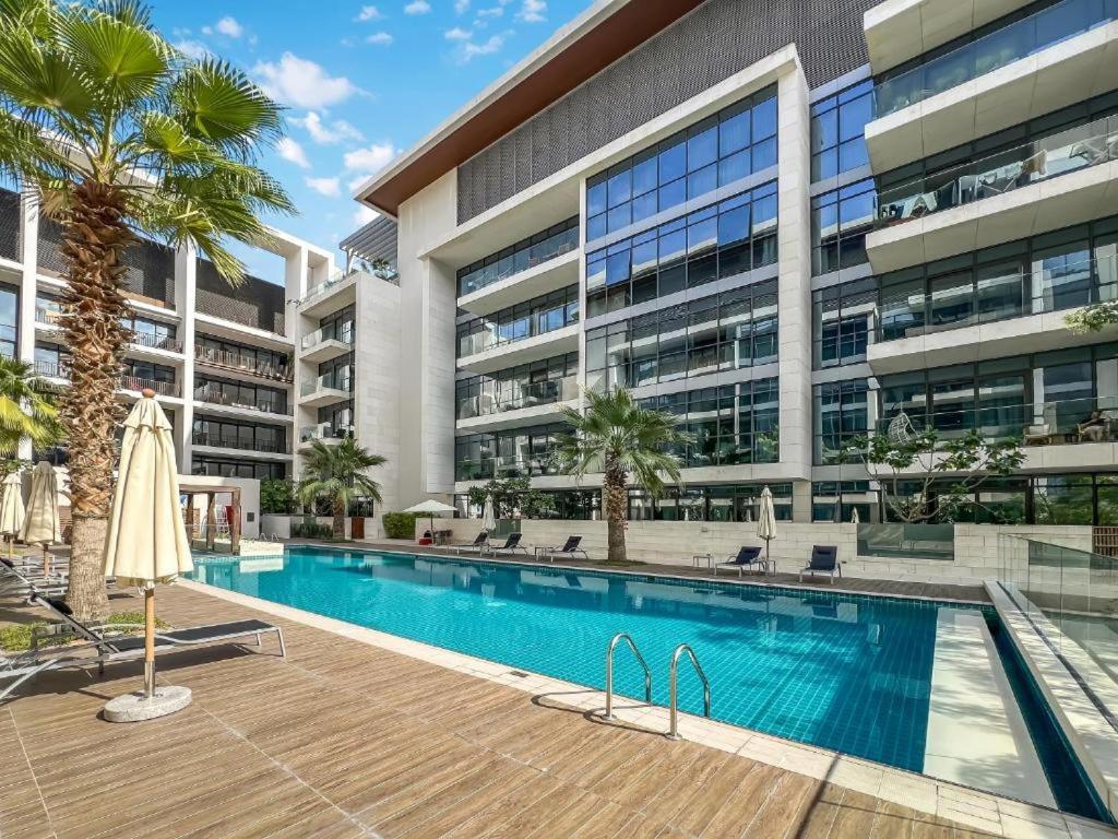 Luxury With Pool, Patio & Gym In Walk Apartment Dubai