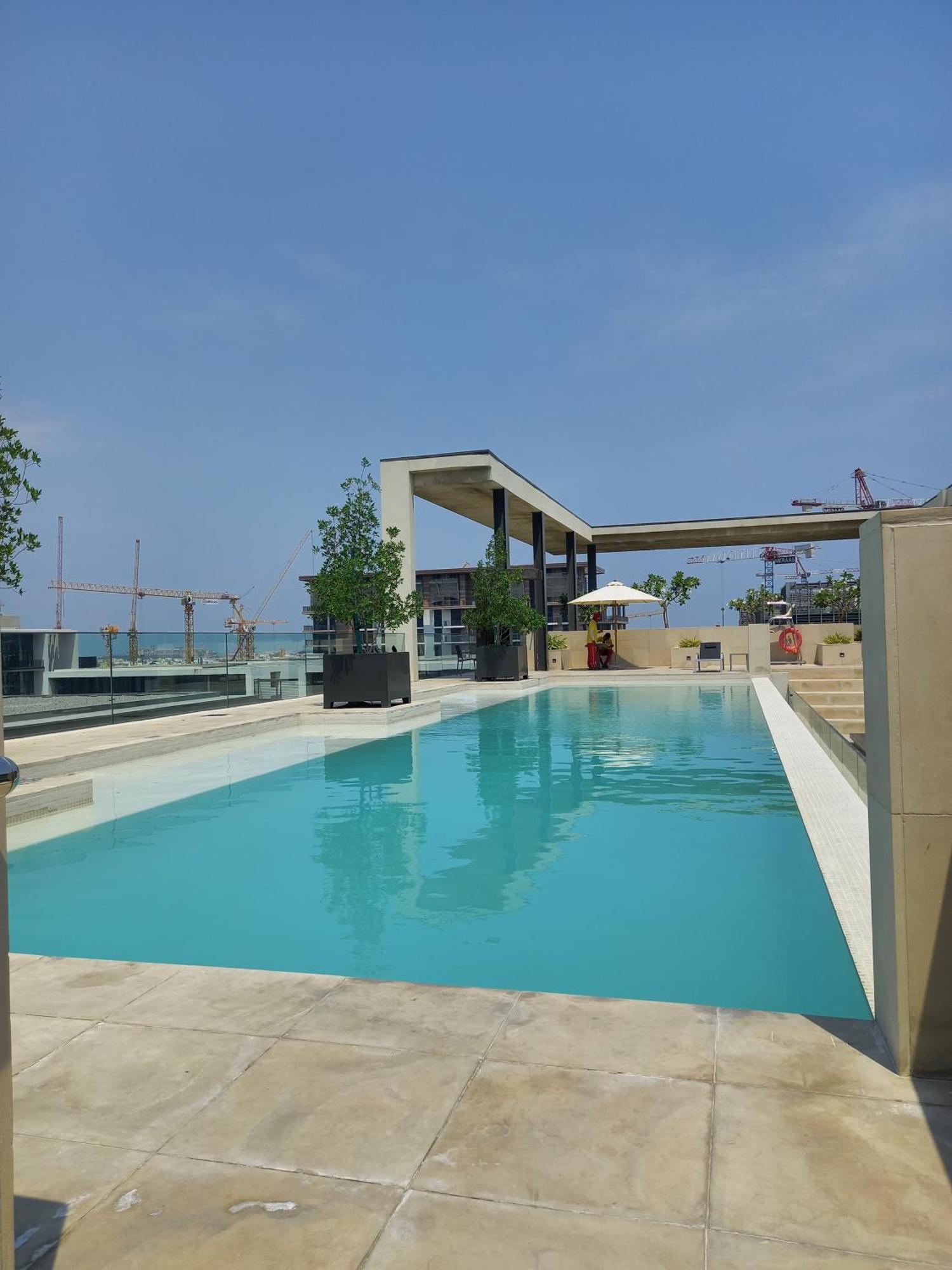 Luxury With Pool, Patio & Gym In Walk Apartment